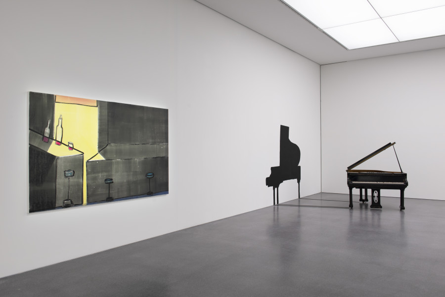 Zilla Leutenegger, Torkel, 2020 (links). Öl auf Somerset-Papier (Monotypie), auf Baumwolle aufgezogen. Piano Legato,  2021 (rechts).  Piano, mechanisiert . Beide: Courtesy the artist and Galerie Peter Kilchmann, Zürich