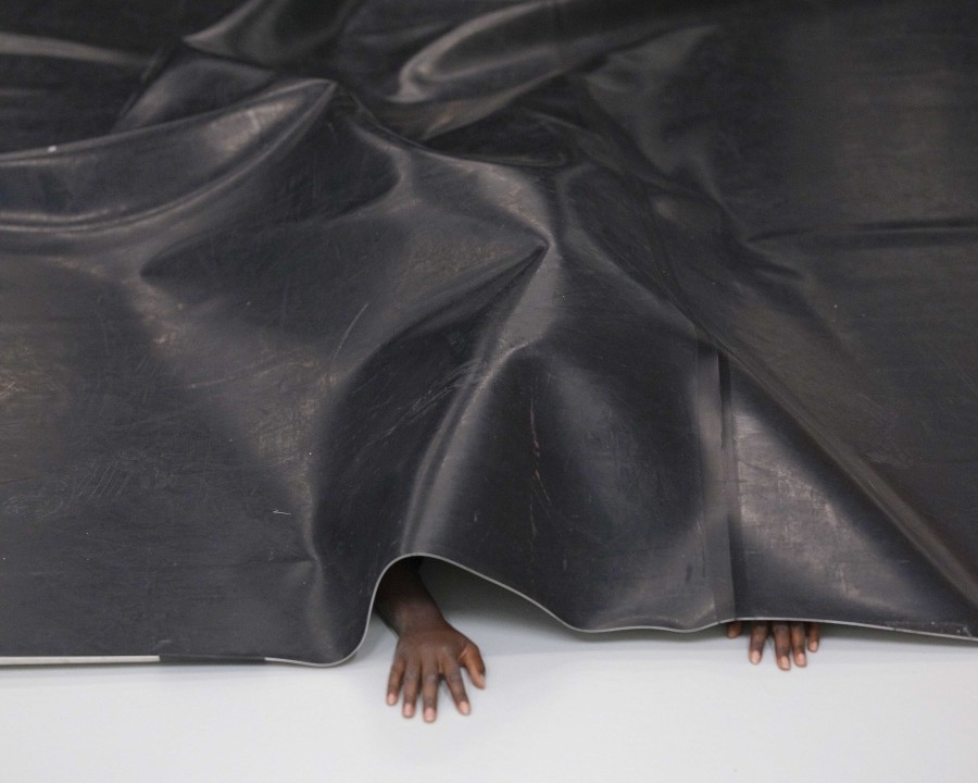 Davide-Christelle Sanvee, Salle noire, performance, 2025. Photo. S. Verdon