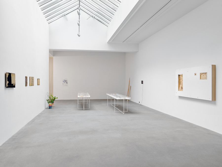 Installation view, Frequencies (and atmospheres), curated by Andreas Melas and Helena Papadopoulos, Galerie Eva Presenhuber, Waldmannstrasse, Zurich, 2023. © the artists. Courtesy the artists and Galerie Eva Presenhuber, Zurich / Vienna Photo: Stefan Altenburger Photography, Zürich.