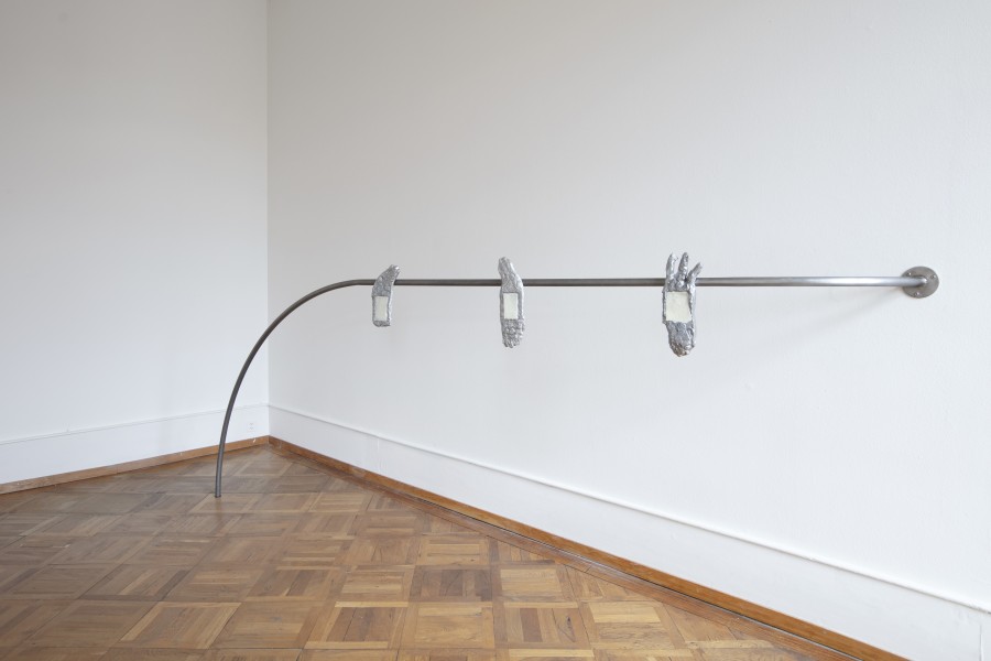 Gil Pellaton, «Mirror, mirror,…, 2021 Aluminiumguss, Bienenwachs, Tigerbalsam / Fonte d’aluminium, cire d’abeille, baume du tigre / Cast aluminium, beeswax, tiger balm, je / chacun / each 32 x 142 cm, Courtesy the artist; Ausstellungsansicht / vue d’exposition / exhibition view Kunsthaus Centre d’art Pasquart, Foto / photo: Gil Pellaton