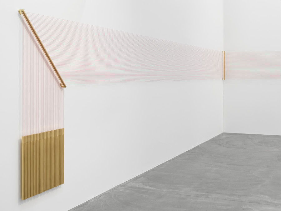 Artur Lescher, Zwischen den Zeilen, 2025, Messing und Multi- filamentschnur | Brass and multifilament line, Variable Di- mensionen | variable dimensions, Installationsansicht I instal- lation view Museum Haus Konstruktiv, 2025, Courtesy Studio Artur Lescher und | and Nara Roesler Gallery, © Artur Lescher. Foto I Photo: Stefan Altenburger