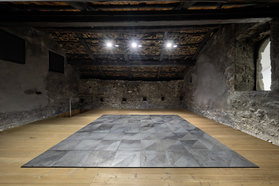 Carl Andre, 8x8 Steel Triangle Pairs (128 units), 2008, Steel, 1 x 400 x 400 cm. Photo: Ralph Feiner, Courtesy of the artists and Galerie Tschudi