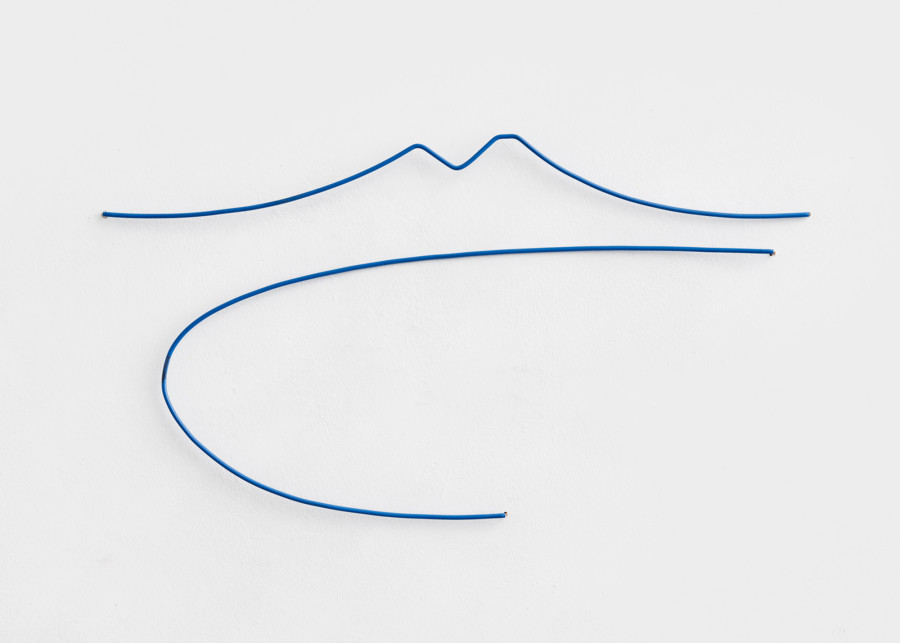 Markus Raetz, Der Golf von Neapel (Gulf of Neaples), 1980, Insulated copper wire, 27 x 50 cm. Photo: SIK-ISEA, Zürich/Alexander Jaquemet, Erlach
