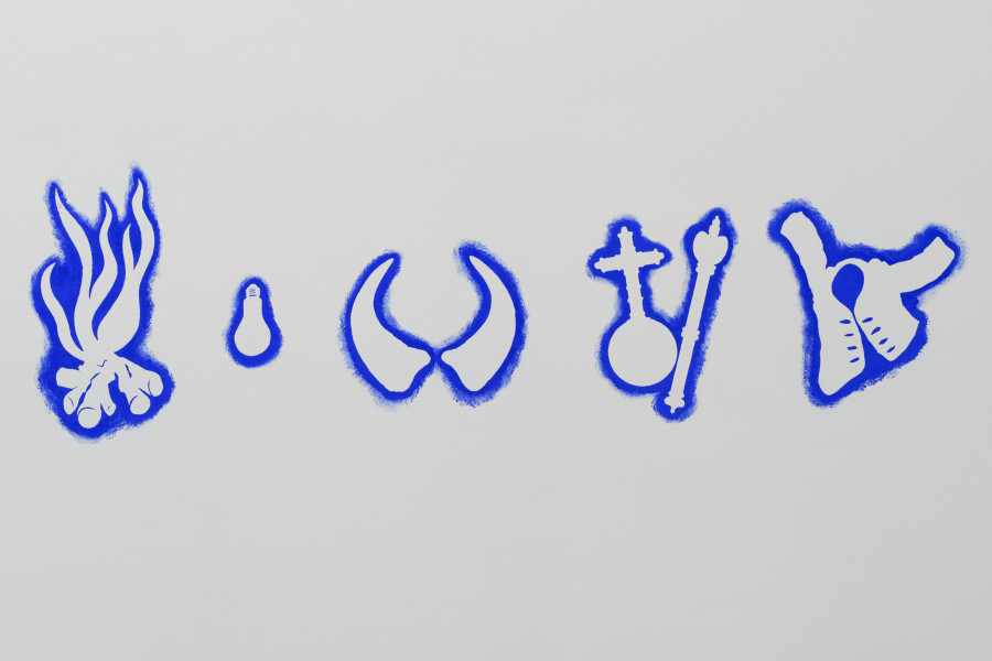 Aldo Walker, Mein Herz ist frei (Basler Alphabet), 1977–1979 Pigmente auf Wand, Ausstellungsansicht Kunstmuseum Luzern, 2021, Foto Marc Latzel