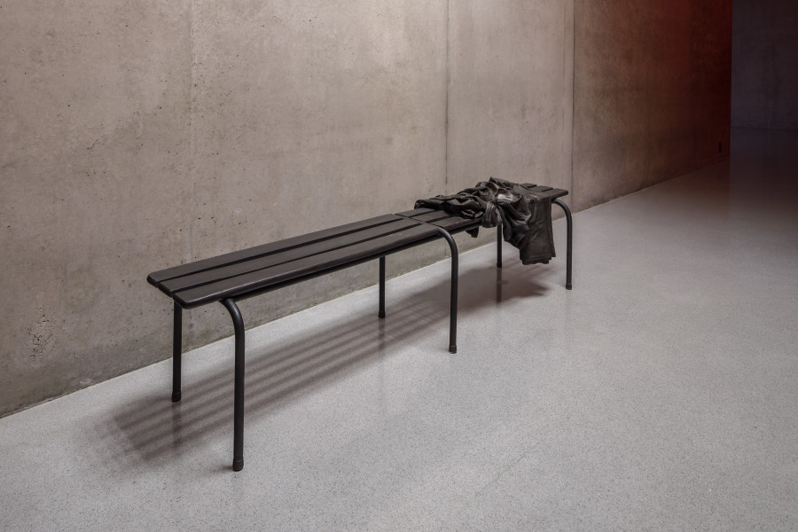 Anne Imhof, Untitled (Bench II), 2024, Installation view first floor Kunsthaus Bregenz, 2024. Photo: Markus Tretter. Courtesy of the artist, Galerie Buchholz, Sprüth Magers © Anne Imhof, Kunsthaus Bregenz