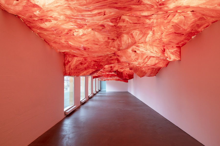 Simone Holliger, venir en main, 2022. Papier, Acrylfarbe, Kleber, Holz. Courtesy the artist. Installation view Kunsthaus Baselland 2023. Photo: Gina Folly