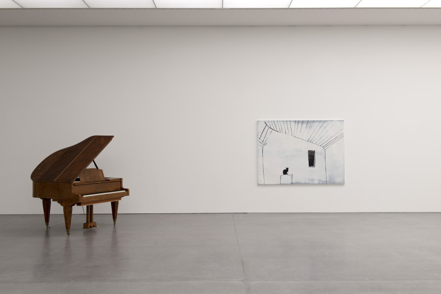 Zilla Leutenegger, Piano Staccato,  2021 (links). Installation, Piano bemalt, mechanisiert Wuhrstrasse , 2020 (rechts). Öl auf Somerset-Papier (Monotypie), auf Baumwolle aufgezogen. Beide: Courtesy the artist and Galerie Peter Kilchmann, Zürich