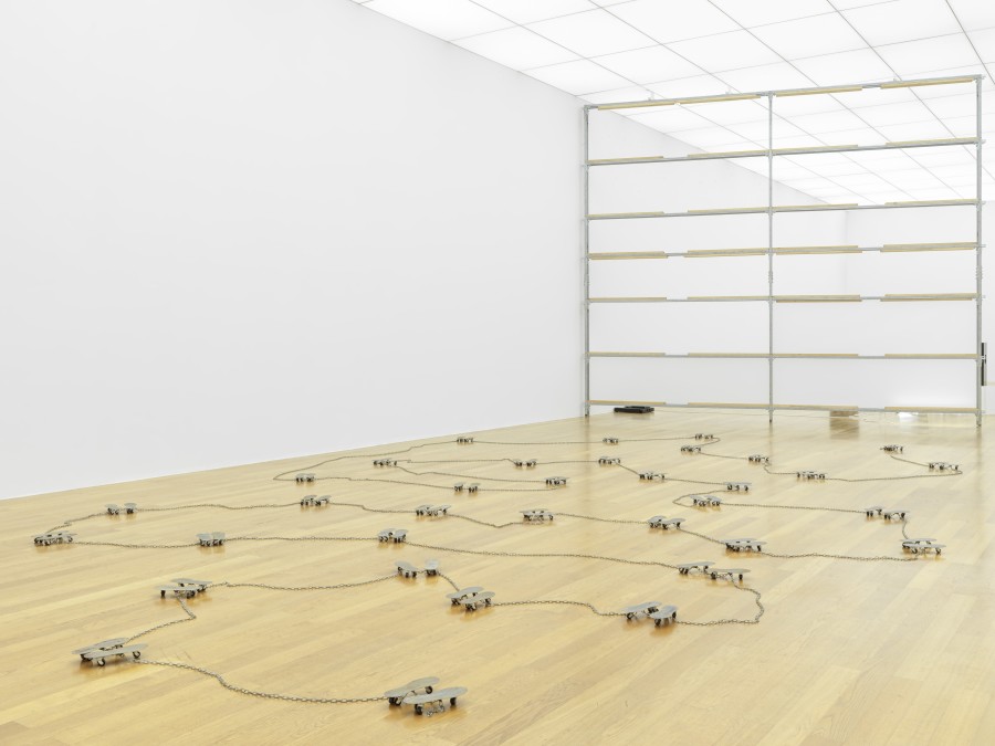 Liliana Moro, La Passeggiata, 1988, Eisenblech, Räder, Ketten I Sheet metal, wheels, chains, Dimensionen variabel I Dimensions variable. Installation view, Kunstmuseum Liechtenstein, Vaduz. Foto I Photo: Stefan Altenburger Photography Zurich. © Liliana Moro