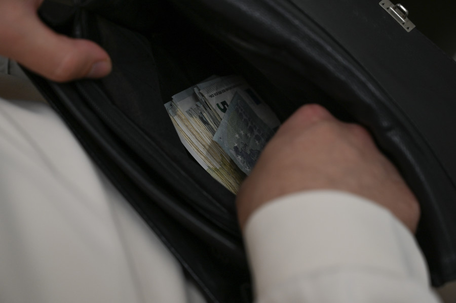 Jason Hirata, "Vergeltungs-Rechnung (reverse invoice)," 2025, Jason Hirata, "Vergeltung" at Kaiserwache, Freiburg im Breisgau, 2025. Courtesy: the Artist and Kaiserwache. Photo: Christina Sperling