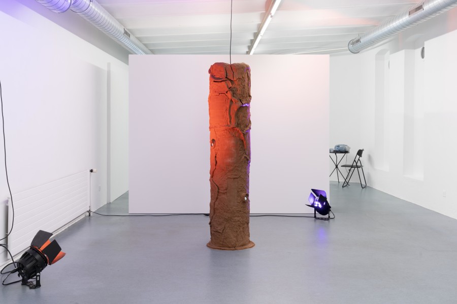 Ashton Phillips, Authority Complex (Mold me. Hold me. Take me. Break me. Use me for your pleasure. Be not afraid.), 2025, Clay, wire, burlap, steel, wool, stage lights, 4-channel sound work, 195 × 47 cm. Photo credits: marytwo