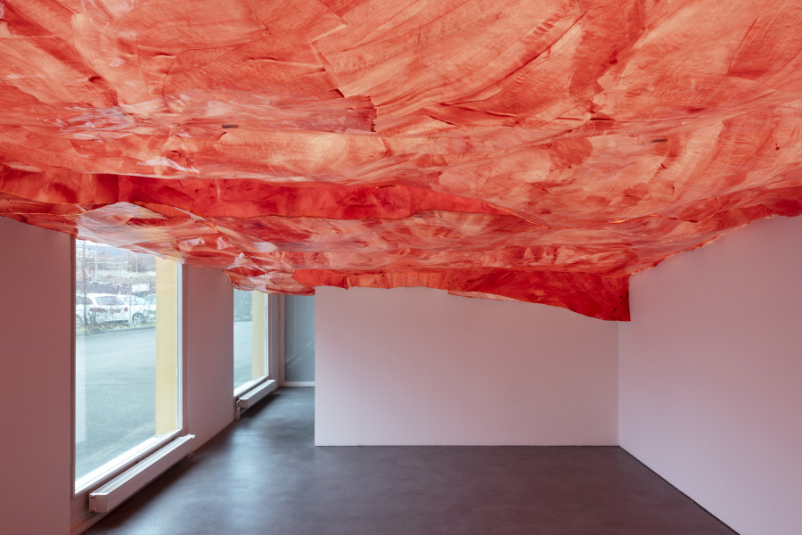 Simone Holliger, venir en main, 2022. Papier, Acrylfarbe, Kleber, Holz. Courtesy the artist. Installation view Kunsthaus Baselland 2023. Photo: Gina Folly