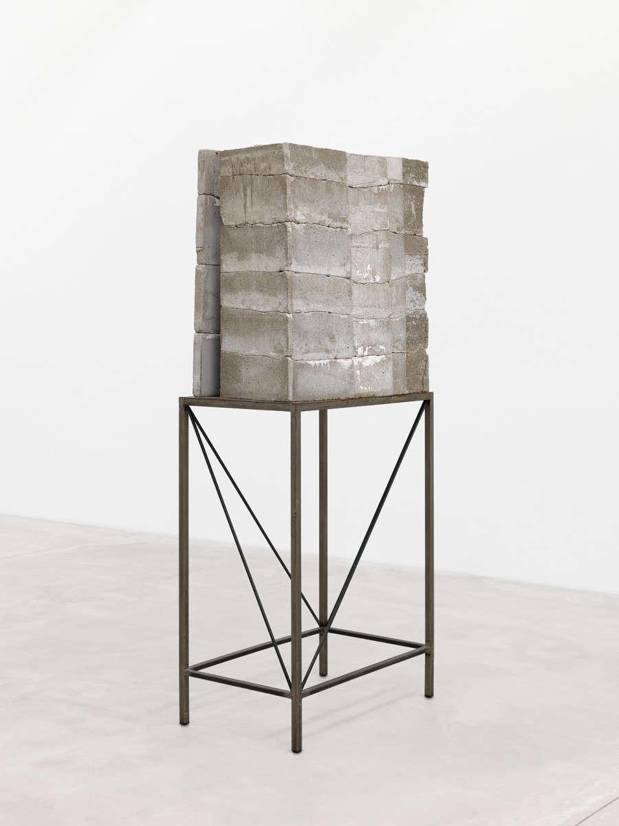 Isa Genzken (*1948), Mies, 1987, Armierter Beton auf Stahlgestell, 103 x 61 x 96 cm, Sockelmass: 136.5 x 100 x 62 cm, Kunst Museum Winterthur, Ankauf, 1989. Foto: SIK-ISEA, Zürich, Philipp Hitz