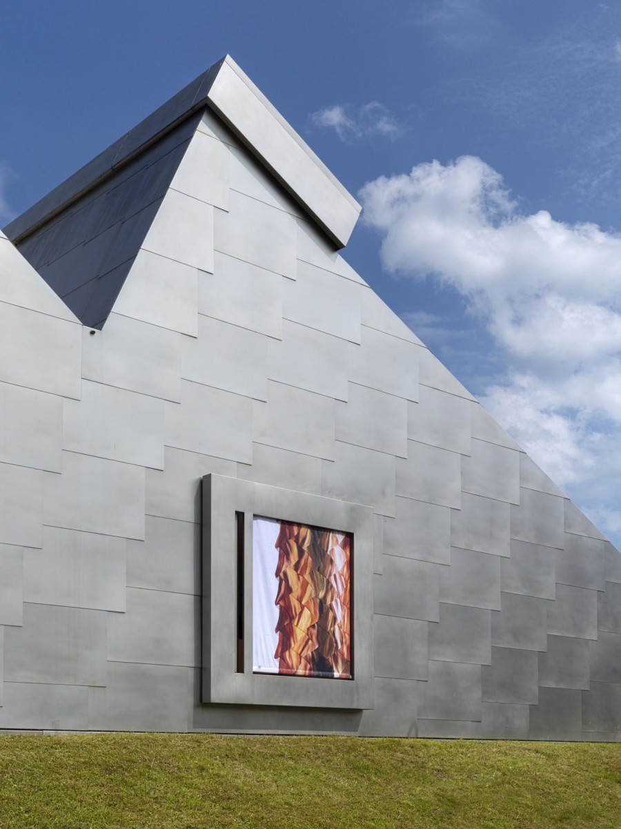 Exhibition view, Alice Channer, Heavy Metals / Silk Cut, Kunstmuseum Appenzell / Kunsthalle Appenzell, 2023. Photography: Roman März