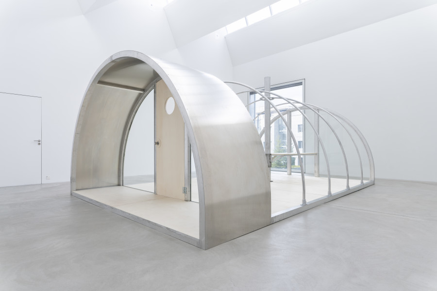 Oscar Tuazon, Quonset Tent, 2016, Ausstellungsansicht Building, Kunst Museum Winterthur, 2023. Courtesy the Artist, Foto: Reto Kaufmann