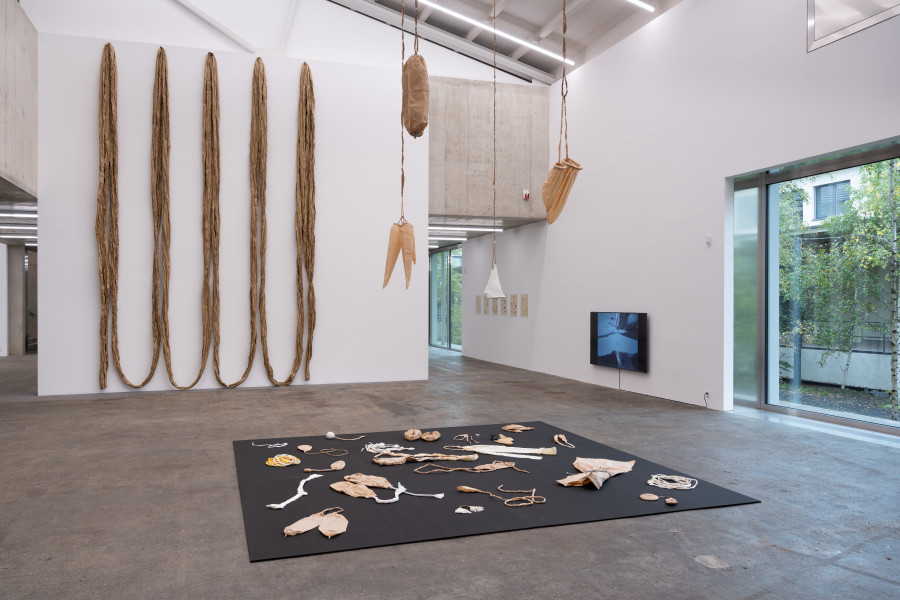 Eva Lootz, Sin título (Gestos encontrados, 1), 1976 / 2025. Habitación de Manila, 1993. Courtesy the artist. Vídeo de la acción e instalación 'Metal', 1983.Courtesy Domingo Sarrey y Marisa Del Valle. Ausstellungsansicht / Installation view Kunsthaus Baselland 2025. Foto / Photo: Finn Curry