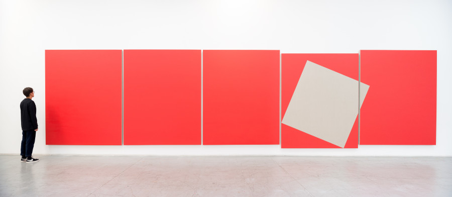 Jose Dávila, Memory of a telluric movement, 2020, Vinyl paint on loomstate linen, 242.5 x 966 x 6 cm. Photo: Agustín Arce