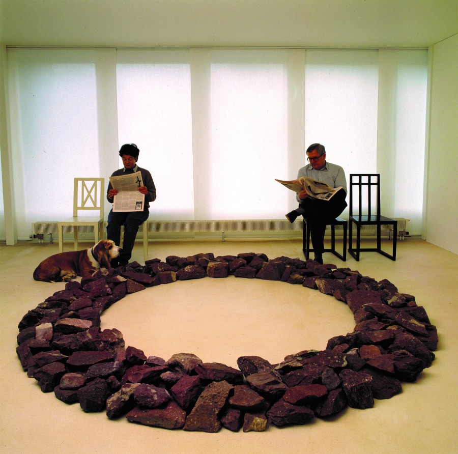 Fotografie von Christine und Peter Kamm mit Hund Sir Gordon und Werken von Richard Long, Red Stone Ring, 1990 und Stühlen von Josef Hoffmann und Wiener Avantgarde, in Architektur von Peter Kamm, Nachlass Peter und Christine Kamm, Zug, © 2021, ProLitteris, Zürich, Künstler und Ottiger Fotografie Zug