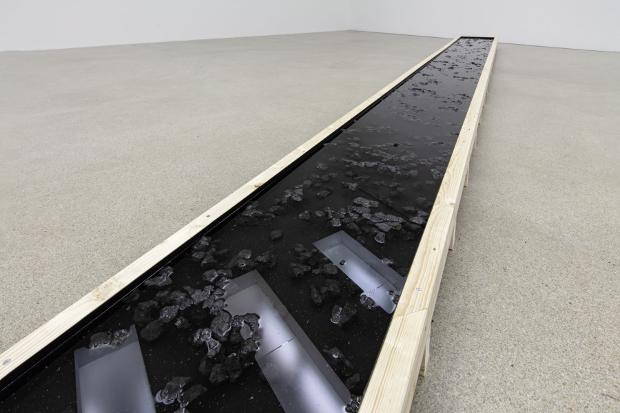 Miriam Sturzenegger, What Remains (Black Line), 2020, Steinkohlenkoks, Wasser, Salz, EPDM Gummimatte, Holz / Charbon à coke, eau, sel, tapis en caoutchouc EPDM, bois / Coal coke, water, salt, EPDM rubber mat, wood, Courtesy the artist