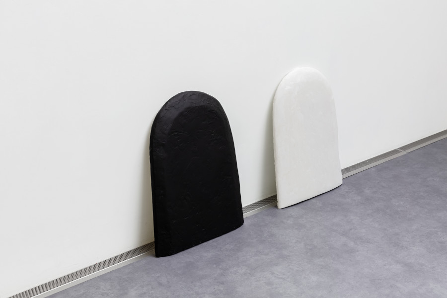 Zora Berweger, ohne Titel (Schilder), 2013, Gips, lack, Styropor / Plaster, lacquer, styrofoam, je ca. / each approx. 65 x 45 x 4.5 cm. Courtesy the artist. Foto / photo: Stefan Rohner