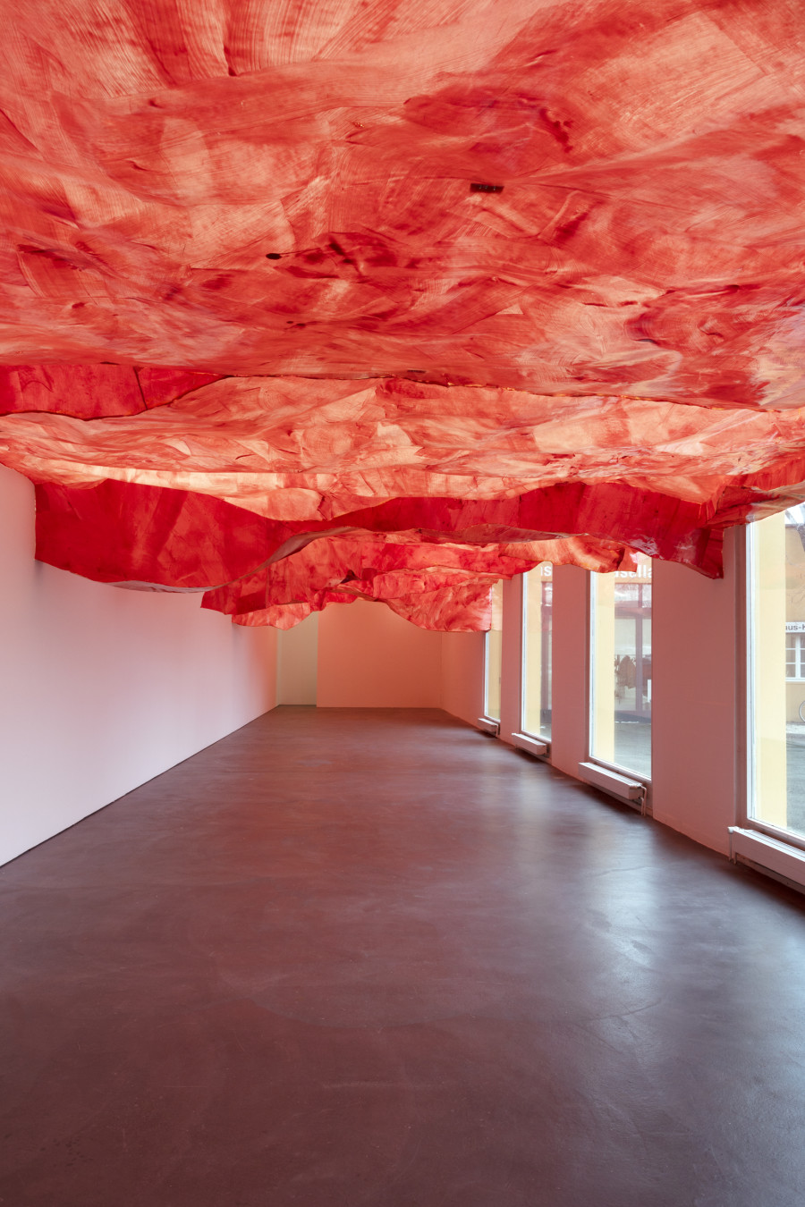 Simone Holliger, venir en main, 2022. Papier, Acrylfarbe, Kleber, Holz. Courtesy the artist. Installation view Kunsthaus Baselland 2023. Photo: Gina Folly