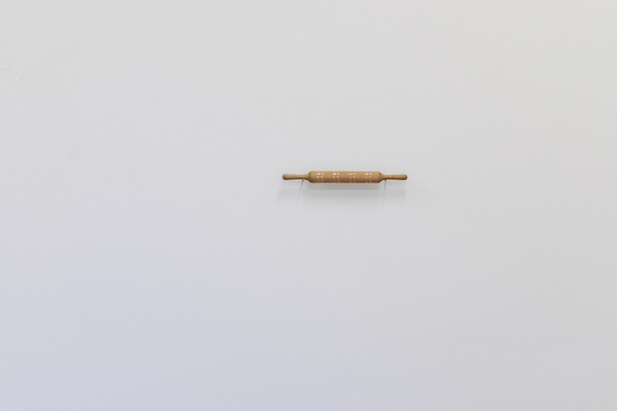 Stéphanie Saadé, Rolling Pin, 2020 Gebrauchtes Nudelholz, Perlmutt / Rouleau à pâtisserie utilisé, nacre / Used rolling pin, mother of pearl, 4,5 x 48,5 cm; Courtesy galerie anne barrault and the artist; Ausstellungsansicht / vue d’exposition / exhibition view Kunsthaus Centre d’art Pasquart, Foto / photo: Guadalupe Ruiz