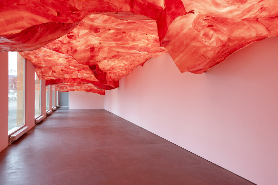 Simone Holliger, venir en main, 2022. Papier, Acrylfarbe, Kleber, Holz. Courtesy the artist. Installation view Kunsthaus Baselland 2023. Photo: Gina Folly