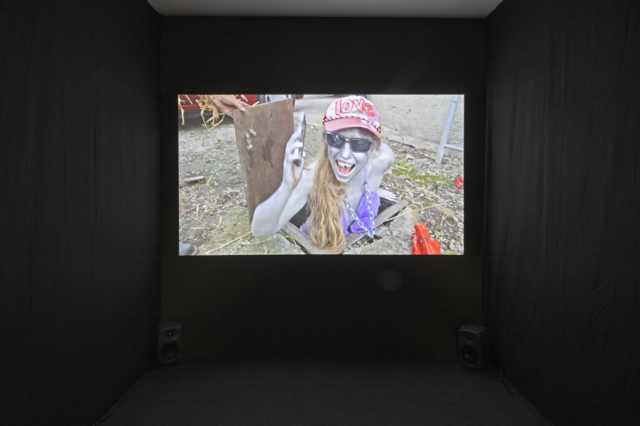 Leon Höllhumer, Parrot the Parent, 2023, short movie, 18 minutes. with: Annina Machaz, Florentina Holzinger, Daniel Rajcsanyi, Philipp Pess, Annemarie Arzberger, Apokalypso Mike, Ingrid Dorfinger. music by Karolina Preuschl. Painshaver-Production Kamera, Set, costume, requisites. Photography: Gina Folly / all images copyright and courtesy of the artists and For, Basel