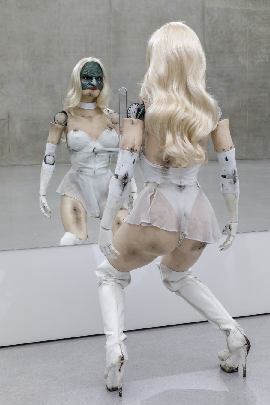 Jordan Wolfson, Female Figure, 2014. Installation view, third floor, Kunsthaus Bregenz, 2022. Photo: Markus Tretter. Courtesy Jordan Wolfson Studio, David Zwirner and Sadie Coles HQ, London © Jordan Wolfson, Kunsthaus Bregenz