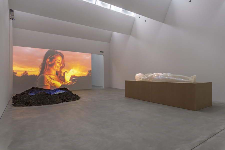 Tony Oursler, Raum: conspirituality, Artworks (from left to right): Hoisted/Pit, Nephilim (alle 2025). Exhibition view, Tony Oursler, Hoisted from the Pit, Kunst Museum Winterthur, 2025. Photo: Reto Kaufmann
