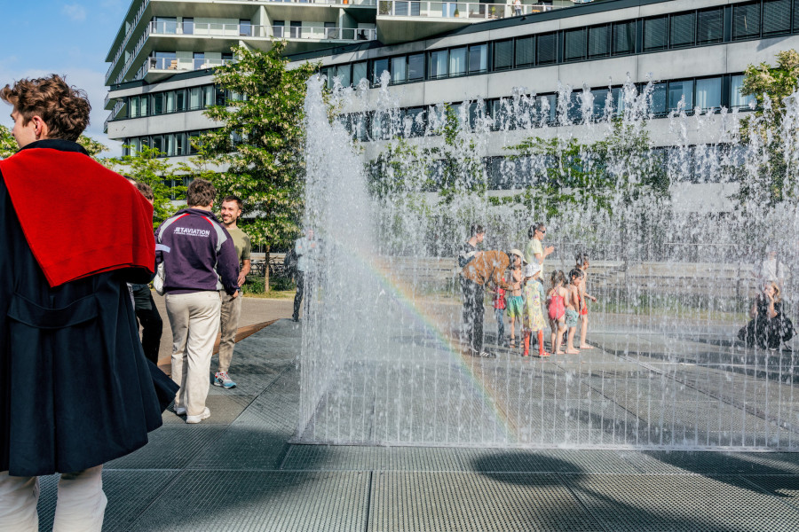 Jeppe Hein, Appearing Rooms, 2004. Water, wood, iron grating, jets, electrical pumps, computer controller, 230 x 700 x 700 cm. Courtesy KÖNIG GALERIE, Berlin, 303 GALLERY, New York, and Galleri Nicolai Wallner, Copenhagen. Installation view Freilager-Platz, Münchenstein 2023. Photo: Pati Grabowicz. © Kunsthaus Baselland