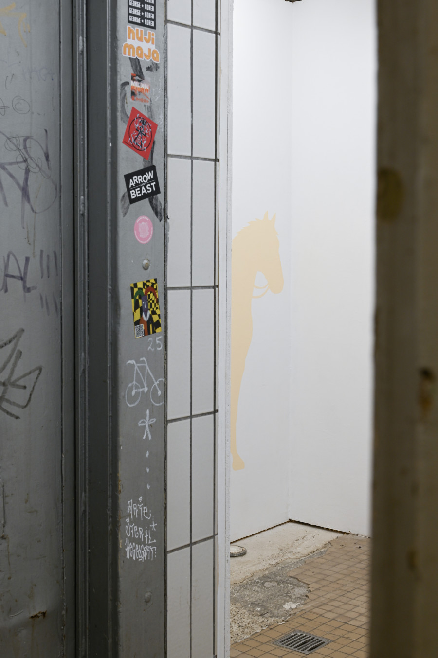 Jason Hirata, "Vergeltung" at Kaiserwache, Freiburg im Breisgau, 2025. Courtesy: the Artist and Kaiserwache. Photo: Stefan Lux