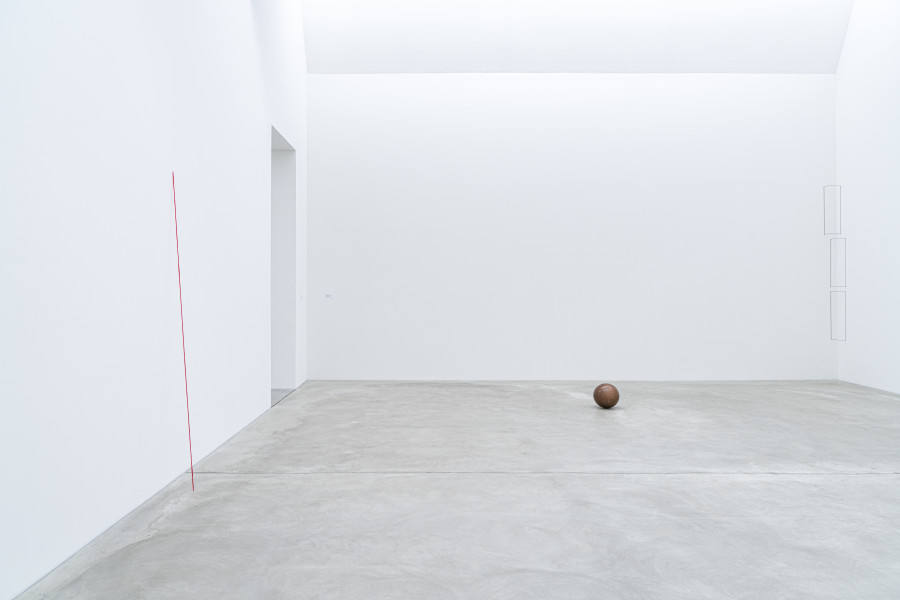 Ausstellungsansicht mit Werken von Fred Sandback und Roni Horn, Kunst Museum Winterthur, 2020