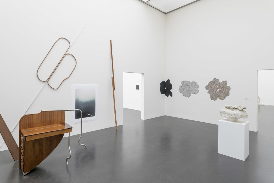 Ausstellungsansicht zentral!, Kunstmuseum Luzern, 2022, mit Werken von Jonas Burkhalter, Thomas Joller und Barbara Mühlefluh, Foto: Marc Latzel