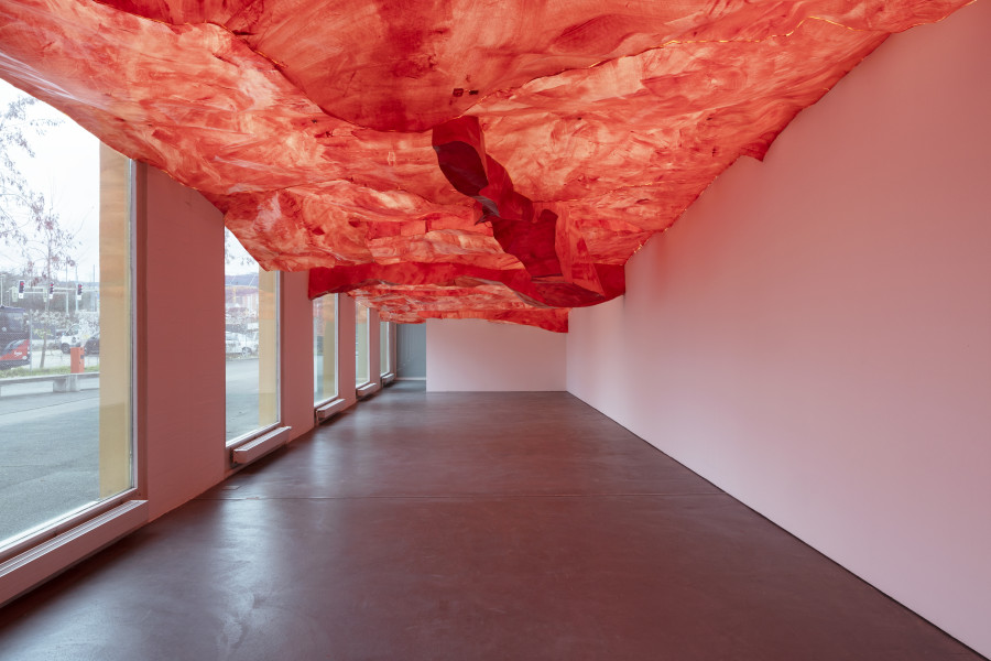 Simone Holliger, venir en main, 2022. Papier, Acrylfarbe, Kleber, Holz. Courtesy the artist. Installation view Kunsthaus Baselland 2023. Photo: Gina Folly