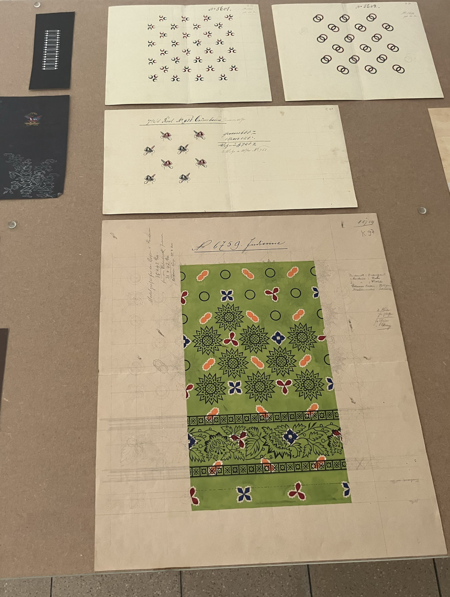 CourtesMegan Francis Sullivan, Textile Sketches roughly arranged to two bars from The Cascades, A Rag, by Scott Joplin, 1904, detail, 2024. Drafts for textile printing on paper (2nd half of the 19th cent.), tables, variable dimensions. Courtesy Comptoir-Archiv Daniel Jenny & Co, Ennenda. Megan Francis Sullivan, Wolkenstudie, installation view, Kunsthaus Glarus, 2024. Photo: Megan Francis Sullivan. y of the artist.