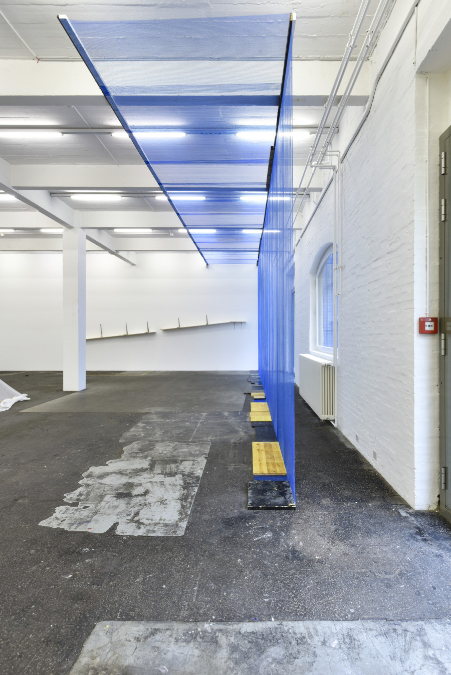 Valentina Minnig, Treppe Gamba, 2020, Schutznetz Blau, 2020. Courtesy: the artist. Photo: Kunst Halle Sankt Gallen, Sebastian Schaub