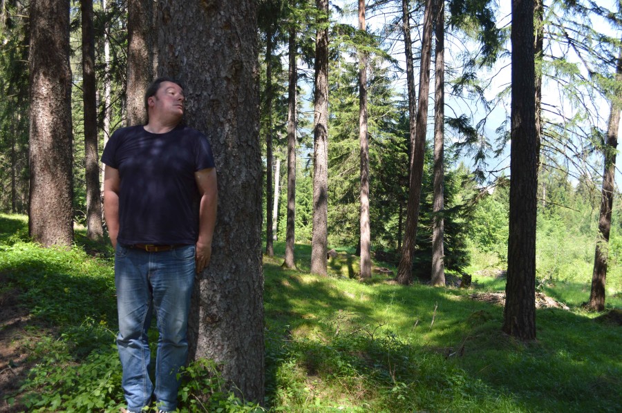 Silvano Repetto, Performance inutile n. 4004. Playing hide-and-seek alone in a wood in central Switzerland © 2021 Silvano Repetto