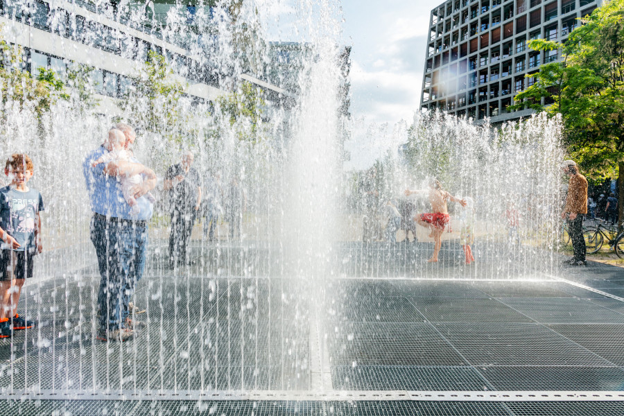 Jeppe Hein, Appearing Rooms, 2004. Water, wood, iron grating, jets, electrical pumps, computer controller, 230 x 700 x 700 cm. Courtesy KÖNIG GALERIE, Berlin, 303 GALLERY, New York, and Galleri Nicolai Wallner, Copenhagen. Installation view Freilager-Platz, Münchenstein 2023. Photo: Pati Grabowicz. © Kunsthaus Baselland