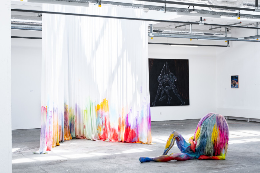 Exhibition View Group Show «Zahltag; view on Julie Monot, Show Me, 2019, lycra, paint, wood, metal, 360 x 240 x 240 cm; What to see, 2019, mannequin, lycra, hair, varaform, 180 x 50 x 90 cm» at Le Commun, Geneva, 2024 / Photo: Daniel Leal / Courtesy: Spielact Festival