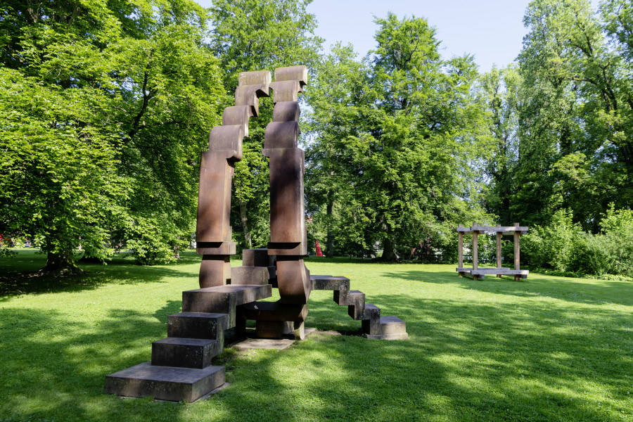 Installationsansicht Schweizer Skulptur seit 1945 - 12.06.21 – 26.09.21, Aargauer Kunsthaus, Aarau Gilian White und Albert Siegenthaler, Südtor, 1980. Stahl Aargauer Kunsthaus Aarau. Foto: René Rötheli, Baden