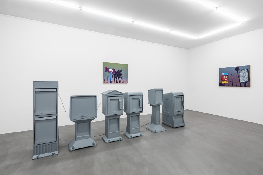 Exhibition view, Rita McBride & Glen Rubsamen, Daily Echo Free Mirror, Mai 36 Galerie, 2023. Photo credits: Peter Baracchi