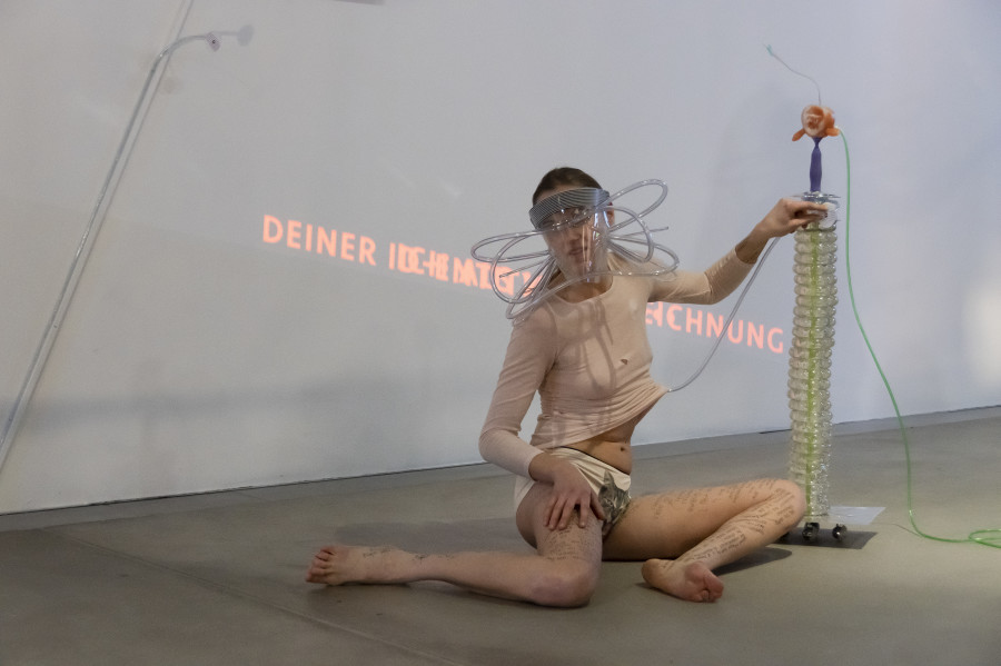 Susi Hinz, TRANSHYDRAN_, 2016 – 2022, Installationsansicht «Perfoming Traces, Regionale 23», 2022, HEK, Foto: Franz Wamhof