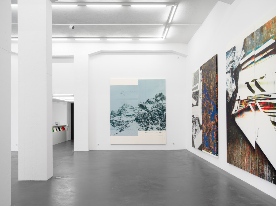 Wade Guyton, Untitled, 2025, Epson UltraChrome PRO inkjet on linen, 325 x 275 cm. Installation view, Galerie Francesca Pia, Zurich 2025. Photo: Cedric Mussano