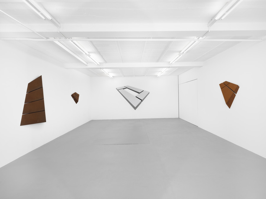 Wolfram Ullrich, Installation view, 2022, galerie lange + pult Auvernier, Photos: Julien Gremaud.