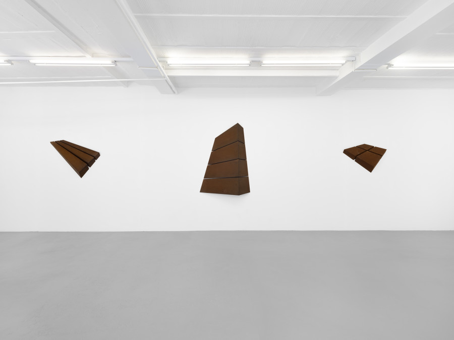 Wolfram Ullrich, Installation view, 2022, galerie lange + pult Auvernier, Photos: Julien Gremaud.