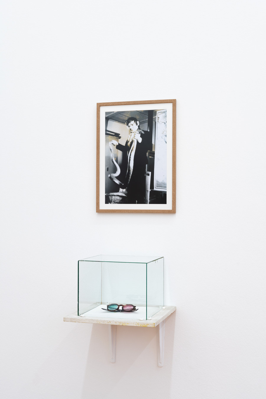 Jef Geys, Foto met slang, 1966. Photograph, framed. Courtesy KAZINI & Jef Geys Estate / Jef Geys, Maquette : Bril, 1976. 3D glasses, small board. Courtesy Galerie Jamar, Antwerp. Photograph, framed. Photo: Stefan Burger