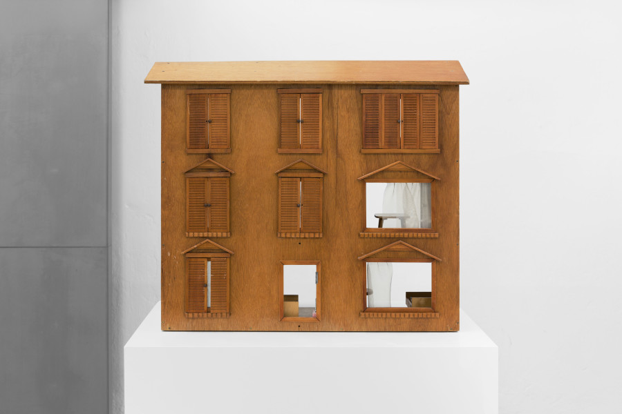 Exhibition View Group Show; view on Victoria Colmegna, Anonymous plots, 2025, 80 × 35 × 70 cm, dollhouse at Forde, Geneva, 2026 / Photo: Théa Giglio / Courtesy: the artist, Galerie Oskar Weiss and Forde