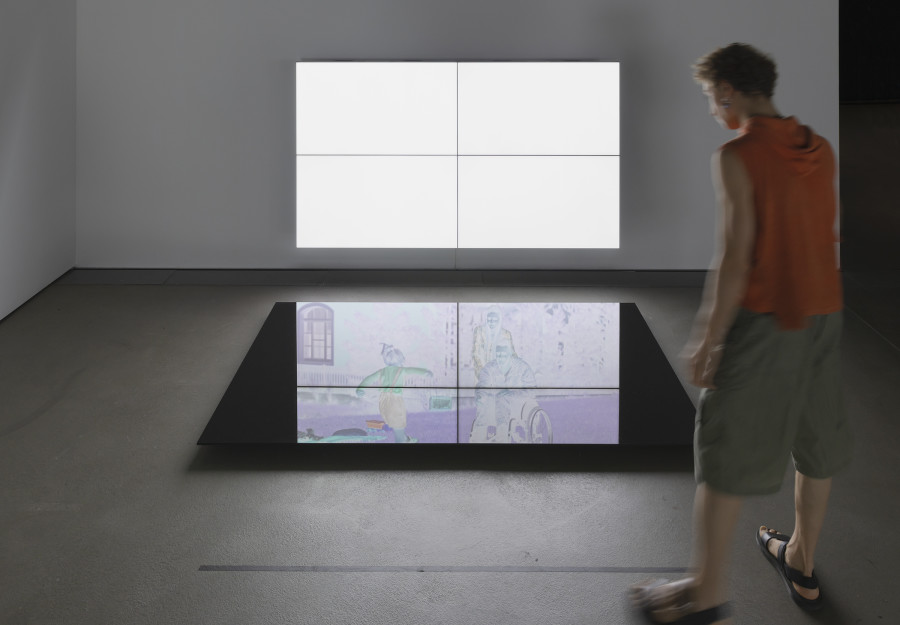 Emmanuel Van der Auwera, VideoSculpture XIV (Shudder), 2017, Installation view «Emmanuel Van der Auwera: Seeing is Revealing», 2022, HEK, photo: Frank Wamhof.