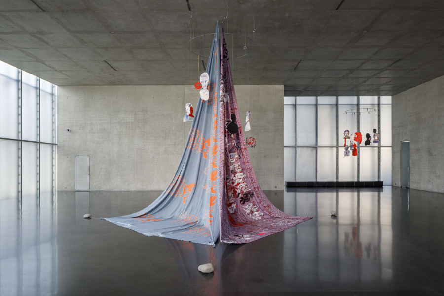 Anna Boghiguian, The Uprising, 2022, Ausstellungsansicht Erdgeschoss, Kunsthaus Bregenz, 2022. Foto: Markus Tretter. Courtesy of the artist © Anna Boghiguian, Kunsthaus Bregenz