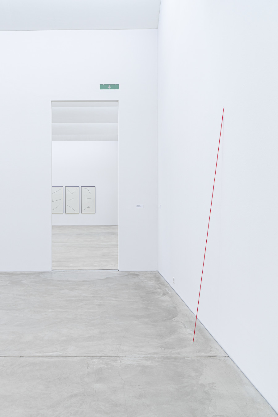 Ausstellungsansicht mit Werken von Fred Sandback und David Tremlett, Kunst Museum Winterthur, 2020 ©2020, ProLitteris, Zurich